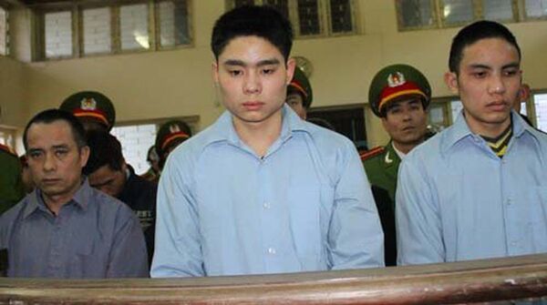 Lê Văn Luyện đứng trước vành móng ngựa nghe tòa tuyên án Lê Văn Luyện đứng trước vành móng ngựa nghe tòa tuyên án - Sputnik Việt Nam