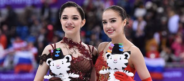 Alina Zagitova và Evgenia Medvedeva - Sputnik Việt Nam