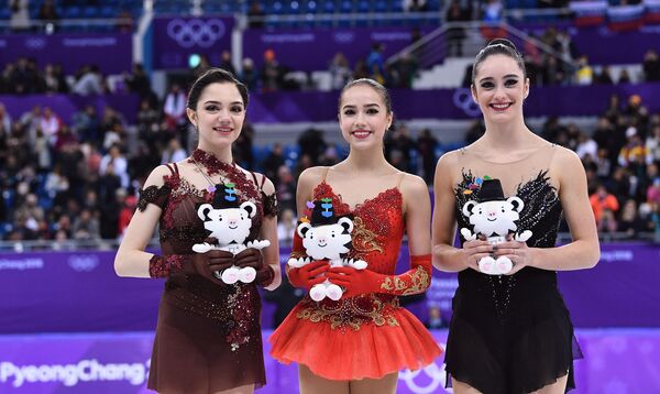 Alina Zagitova và Evgenia Medvedeva - Sputnik Việt Nam