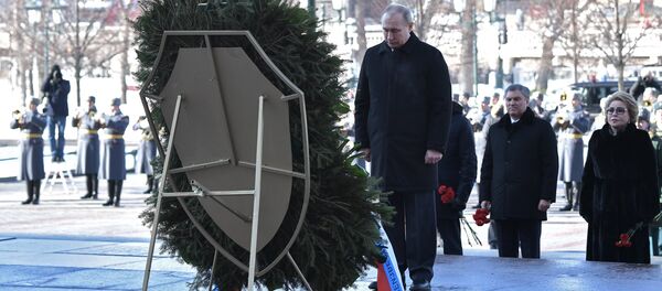 Tổng thống Nga Vladimir Putin đặt vòng hoa tại Mộ Chiến sĩ Vô danh, chân tường điện Kremlin, vào Ngày Người bảo vệ Tổ quốc - Sputnik Việt Nam