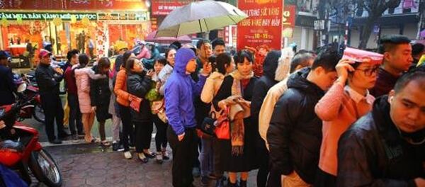 Người mua hàng xếp hàng dài bên ngoài các công ty vàng bạc để chờ đến lượt mua vàng nhân ngày Vía Thần Tài. - Sputnik Việt Nam