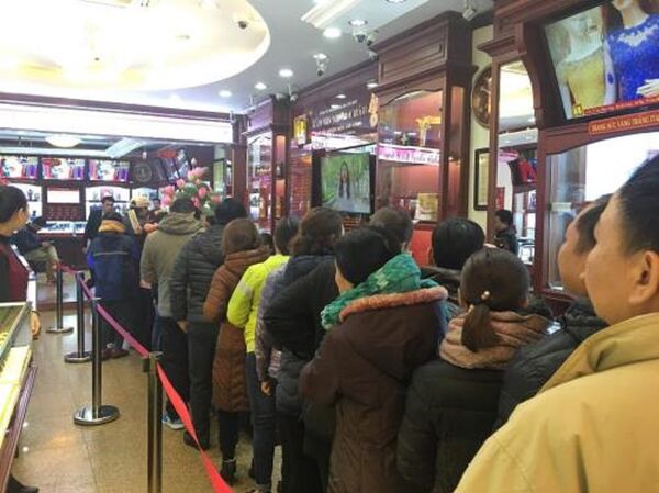 Đoàn dài người xếp hàng chờ mua vàng may mắn đầu ngày Vía Thần Tài. - Sputnik Việt Nam