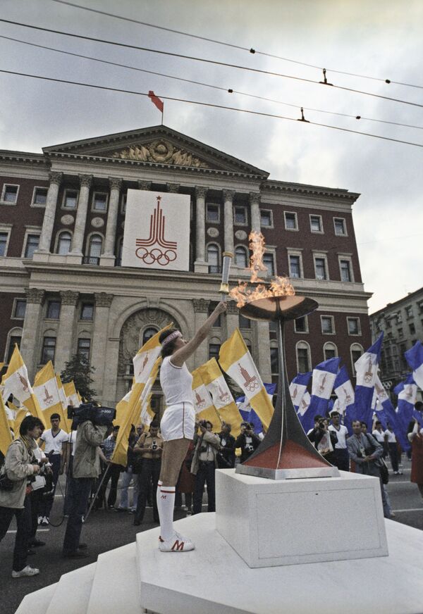 Thắp sáng ngọn lửa Olympic mùa hè XXII ở Matxcơva - Sputnik Việt Nam