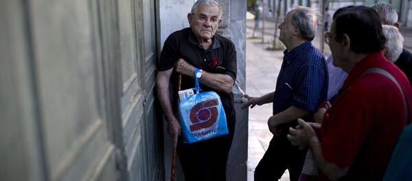 Người về hưu chờ chực ở chi nhánh Ngân hàng Quốc gia Hy Lạp Người về hưu chờ chực ở chi nhánh Ngân hàng Quốc gia Hy Lạp - Sputnik Việt Nam