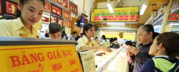 Nhiều người thắc mắc mua vàng cầu may vào ngày vía Thần Tài sau có nên bán hay không? - Sputnik Việt Nam