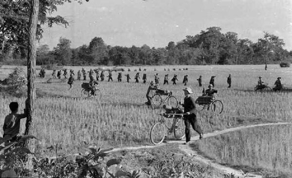 Đồng bào huyện Châu Thành, tỉnh Tây Ninh tải đạn và lương thực ra tiền tuyến năm 1968 - Sputnik Việt Nam