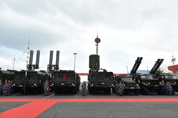 Cận cảnh các hệ thống phóng cố định của pháo phản lực EXTRA của Hải quân Việt Nam, bên cạnh tổ hợp tên lửa phòng thủ bờ biển Bastion-P. - Sputnik Việt Nam