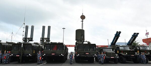 Cận cảnh các hệ thống phóng cố định của pháo phản lực EXTRA của Hải quân Việt Nam, bên cạnh tổ hợp tên lửa phòng thủ bờ biển Bastion-P. - Sputnik Việt Nam