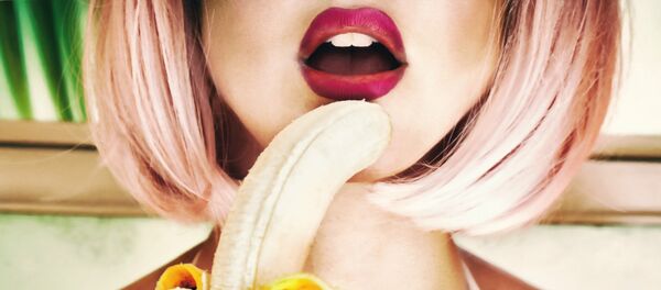 Cô gái ăn chuối - Sputnik Việt Nam