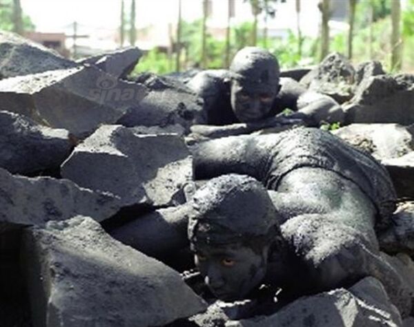 Chiến sĩ Đặc công Việt Nam ngụy trang trinh sát trận địa quân địch Chiến sĩ Đặc công Việt Nam ngụy trang trinh sát trận địa quân địch - Sputnik Việt Nam