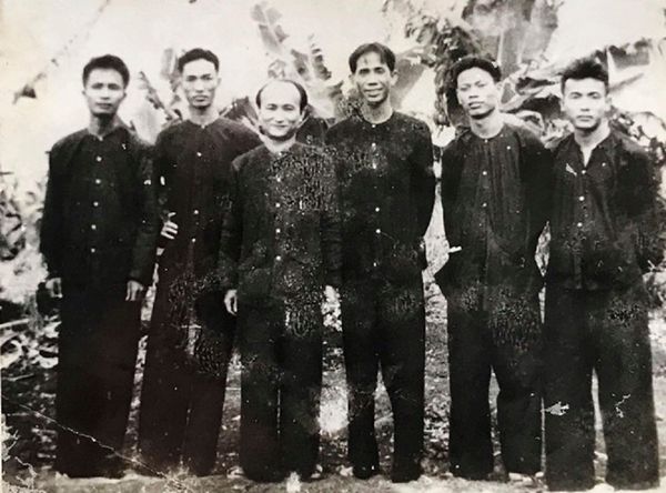 Từ trái sang: Ông Nguyễn Văn Vịnh (đứng thứ 2); ông Phạm Văn Bạch, Chủ tịch Ủy ban Kháng chiến Nam bộ; ông Lê Duẩn, Bí thư Xứ ủy Nam bộ - Sputnik Việt Nam