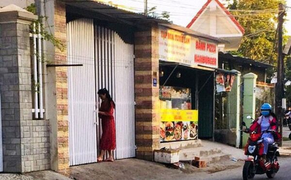 Một người Trung Quốc ngụ ở ngôi nhà này (xã Vĩnh Thạnh, TP Nha Trang) nhiều tháng qua. Một người Trung Quốc ngụ ở ngôi nhà này (xã Vĩnh Thạnh, TP Nha Trang) nhiều tháng qua. - Sputnik Việt Nam