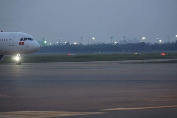 Sân golf (phần đèn sáng phía sau) tại Tân Sơn Nhất - Sputnik Việt Nam