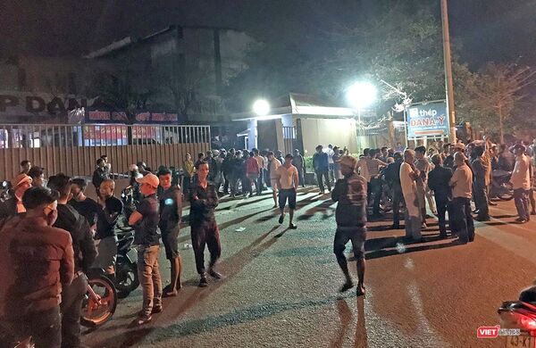 Người dân tập trung bao vây nhà máy để phản đối tình trạng ô nhiễm do nhà máy gây ra - Sputnik Việt Nam