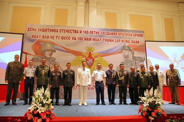 Buổi chiêu đãi trọng thể nhân dịp kỷ niệm Ngày Người bảo vệ Tổ quốc và 100 năm thành lập Hồng Quân được Cơ quan Tùy viên Quốc phòng bên cạnh Đại sứ quán Nga tại Việt Nam tổ chức. Buổi chiêu đãi trọng thể nhân dịp kỷ niệm Ngày Người bảo vệ Tổ quốc và 100 năm thành lập Hồng Quân được Cơ quan Tùy viên Quốc phòng bên cạnh Đại sứ quán Nga tại Việt Nam tổ chức. - Sputnik Việt Nam
