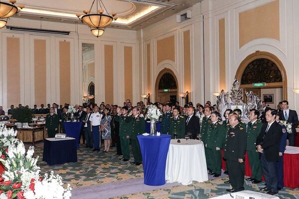 Buổi chiêu đãi trọng thể nhân dịp kỷ niệm Ngày Người bảo vệ Tổ quốc và 100 năm thành lập Hồng Quân được Cơ quan Tùy viên Quốc phòng bên cạnh Đại sứ quán Nga tại Việt Nam tổ chức. Buổi chiêu đãi trọng thể nhân dịp kỷ niệm Ngày Người bảo vệ Tổ quốc và 100 năm thành lập Hồng Quân được Cơ quan Tùy viên Quốc phòng bên cạnh Đại sứ quán Nga tại Việt Nam tổ chức. - Sputnik Việt Nam