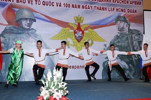 Buổi chiêu đãi trọng thể nhân dịp kỷ niệm Ngày Người bảo vệ Tổ quốc và 100 năm thành lập Hồng Quân được Cơ quan Tùy viên Quốc phòng bên cạnh Đại sứ quán Nga tại Việt Nam tổ chức. Buổi chiêu đãi trọng thể nhân dịp kỷ niệm Ngày Người bảo vệ Tổ quốc và 100 năm thành lập Hồng Quân được Cơ quan Tùy viên Quốc phòng bên cạnh Đại sứ quán Nga tại Việt Nam tổ chức. - Sputnik Việt Nam