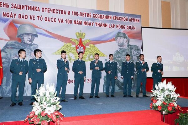 Buổi chiêu đãi trọng thể nhân dịp kỷ niệm Ngày Người bảo vệ Tổ quốc và 100 năm thành lập Hồng Quân được Cơ quan Tùy viên Quốc phòng bên cạnh Đại sứ quán Nga tại Việt Nam tổ chức. Buổi chiêu đãi trọng thể nhân dịp kỷ niệm Ngày Người bảo vệ Tổ quốc và 100 năm thành lập Hồng Quân được Cơ quan Tùy viên Quốc phòng bên cạnh Đại sứ quán Nga tại Việt Nam tổ chức. - Sputnik Việt Nam