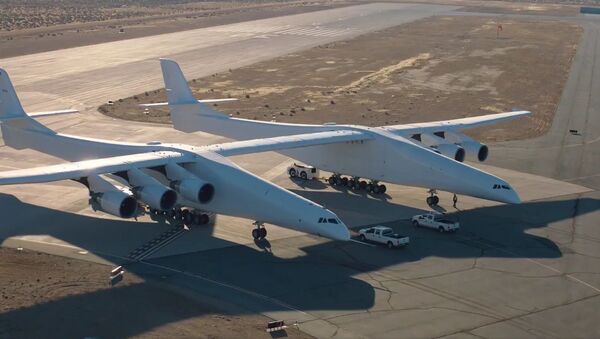 Скриншот с видео испытаний прототипа самого большого в мире самолета Stratolaunch - Sputnik Việt Nam