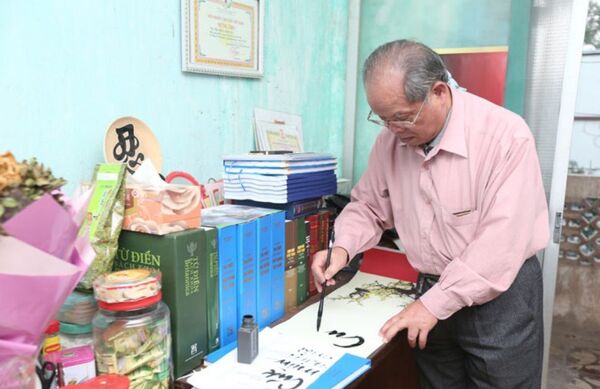 PGS Bùi Hiền viết câu đối tặng bạn bè, người thân bằng chữ cải tiến - Sputnik Việt Nam
