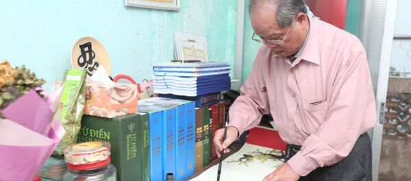 PGS Bùi Hiền viết câu đối tặng bạn bè, người thân bằng chữ cải tiến - Sputnik Việt Nam