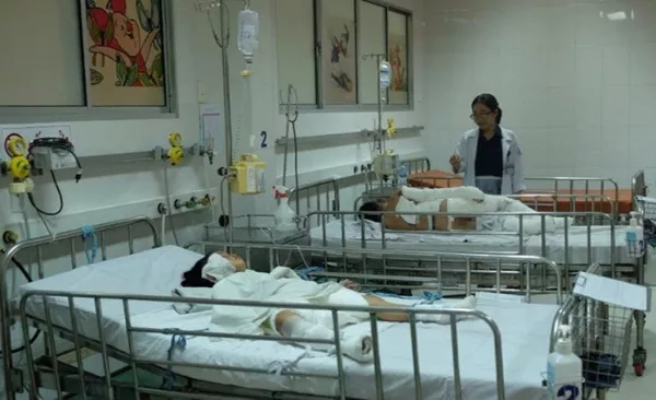 Hai bé đang nằm trong nhà khi bồn cầu phát nổ đang được điều trị ở BV Nhi đồng 1
