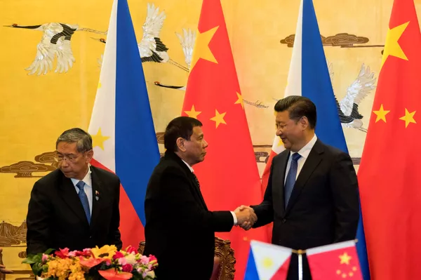 Tổng thống Philippine Rodrigo Duterte và Chủ tịch Trung Quốc Tập Cận Bình bắt tay sau lễ ký kết tổ chức tại Bắc Kinh, Trung Quốc, ngày 20 tháng 10 năm 2016 Tổng thống Philippine Rodrigo Duterte và Chủ tịch Trung Quốc Tập Cận Bình bắt tay sau lễ ký kết tổ chức tại Bắc Kinh, Trung Quốc, ngày 20 tháng 10 năm 2016 - Sputnik Việt Nam