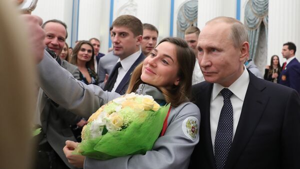 Tổng thống Nga Vladimir Putin cùng VĐV đoạt huy chương đồng trong cuộc thi trượt tuyết băng đồng Thế vận hội Olympic Mùa Đông ở Pyeongchang Julia Belorukova chụp ảnh sau lễ trao giải thưởng nhà nước cho các VĐV trong điện Kremlin - Sputnik Việt Nam