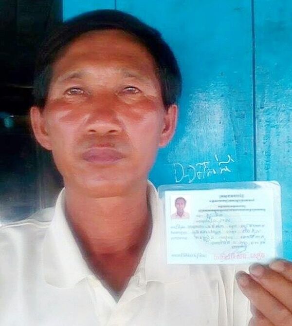 Ông Lo Min vui mừng khoe thẻ cư trú vừa được cấp - Sputnik Việt Nam