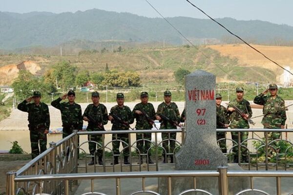 Đội tuần tra Đồn Biên phòng Bát Xát Việt Nam chào cột mốc 97. - Sputnik Việt Nam