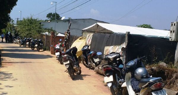 Người thân và gia đình đang tổ chức tang lễ cho chiến sĩ Hùng - Sputnik Việt Nam