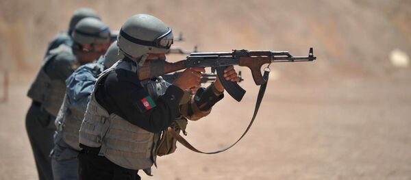 Cảnh sát Afghanistan bắn từ một khẩu AK-47 Cảnh sát Afghanistan bắn từ một khẩu AK-47 - Sputnik Việt Nam