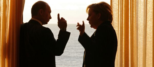 Tổng thống Nga Vladimir Putin và Thủ tướng Đức Angela Merkel trong cuộc gặp tại dinh thự Bocharov Ruchei ở Sochi,  năm 2007 - Sputnik Việt Nam