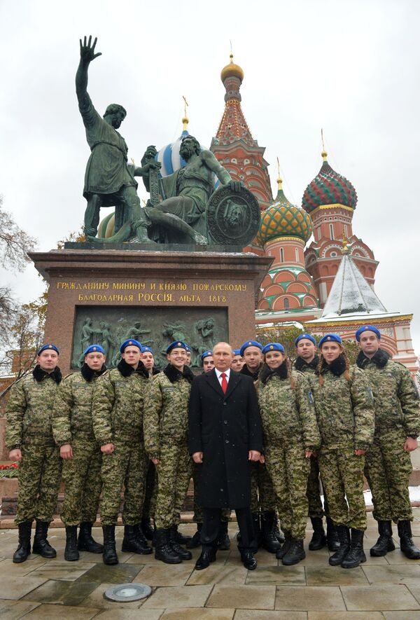 Tổng thống LB Nga Vladimir Putin tại lễ đặt vòng hoa bên tượng đài Kuzma Minin và Dmitry Pozharsky trên Quảng trường Đỏ trong khuôn khổ sự kiện Ngày Thống nhất Nhân dân năm 2016 - Sputnik Việt Nam