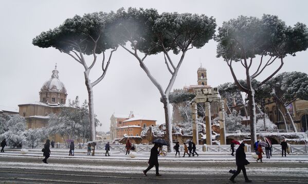 Người dạo chơi trong trung tâm tuyết phủ Rome, Italy - Sputnik Việt Nam