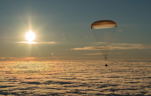 Tàu vũ trụ Soyuz MS-06 được dù trợ giúp đưa ba thành viên của phi hành đoàn quốc tế ISS trở về Trái Đất - Sputnik Việt Nam