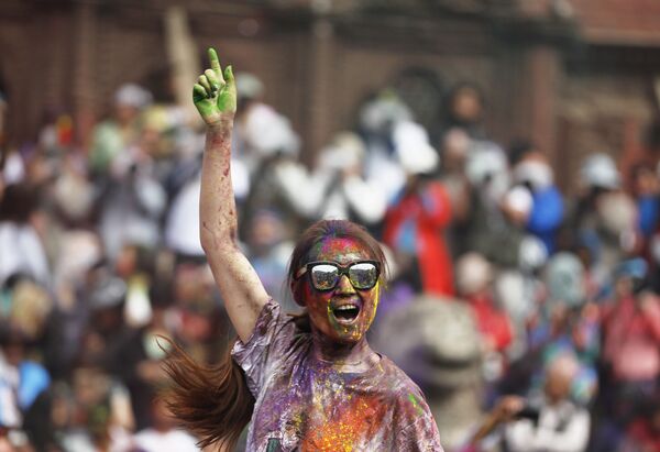 Nữ du khách nhảy múa trong lễ hội Holi ở Kathmandu, Nepal - Sputnik Việt Nam