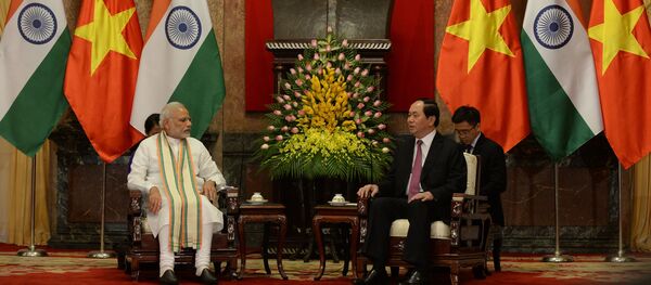 Thủ tướng Ấn Độ Narendra Modi và Chủ tịch nước Việt Nam Trần Đại Quang tại một cuộc họp tại Hà Nội, năm 2016 - Sputnik Việt Nam