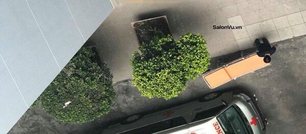 Thi thể nữ sinh sau đó được đưa khỏi hiện trường. - Sputnik Việt Nam