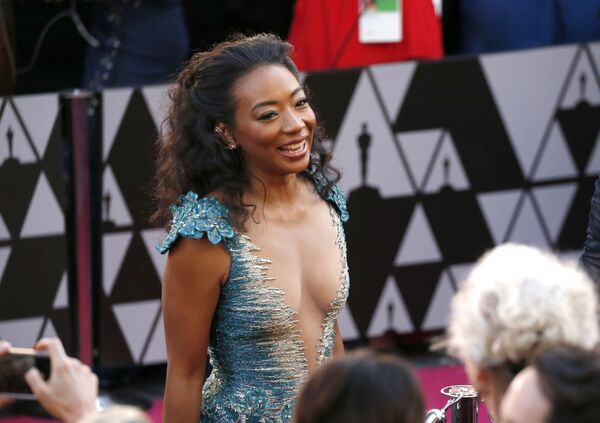 Nữ diễn viên Betty Gabriel trên thảm đỏ của lễ trao giải Oscar-2018 - Sputnik Việt Nam