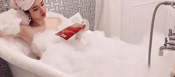 Angela Phương Trinh bị chỉ trích diễn sâu vì cầm sách với cái tay dinh bọt xà phòng. Angela Phương Trinh bị chỉ trích diễn sâu vì cầm sách với cái tay dinh bọt xà phòng. - Sputnik Việt Nam