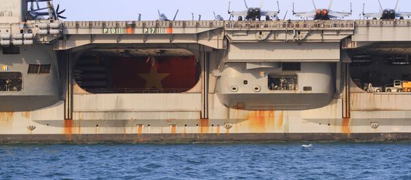 Quốc kỳ Việt Nam trên tàu sân bay Hải quân Hoa Kỳ Carl Vinson tại cảng Đà Nẵng - Sputnik Việt Nam