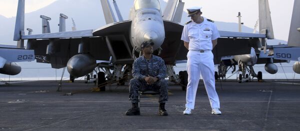 Các sĩ quan Mỹ trên tàu sân bay Hải quân Hoa Kỳ Carl Vinson tại cảng Đà Nẵng, Việt Nam - Sputnik Việt Nam