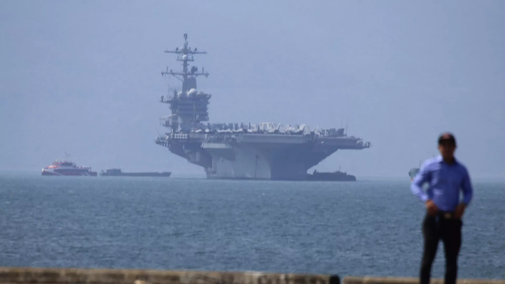 Tàu sân bay Hải quân Hoa Kỳ Carl Vinson tại cảng Đà Nẵng, Việt Nam