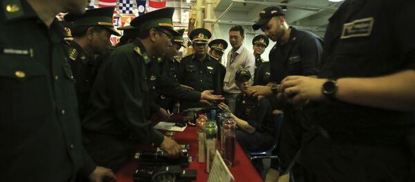 Các sĩ quan Việt Nam trên boong tàu sân bay Hải quân Hoa Kỳ Carl Vinson tại cảng Đà Nẵng - Sputnik Việt Nam