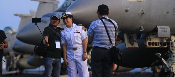 Chụp ảnh trên boong tàu sân bay Hải quân Hoa Kỳ Carl Vinson tại cảng Đà Nẵng, Việt Nam - Sputnik Việt Nam