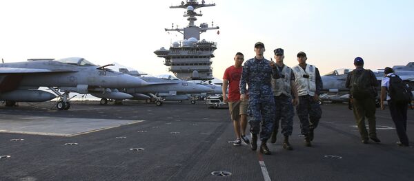 Các sĩ quan Mỹ trên tàu sân bay Hải quân Hoa Kỳ Carl Vinson tại cảng Đà Nẵng, Việt Nam - Sputnik Việt Nam
