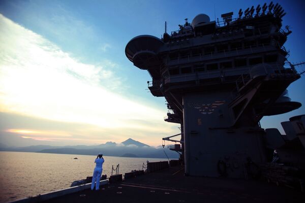 Dáng tàu sân bay Hải quân Hoa Kỳ Carl Vinson trong hoàng hôn tại cảng Đà Nẵng, Việt Nam - Sputnik Việt Nam