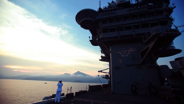 Dáng tàu sân bay Hải quân Hoa Kỳ Carl Vinson trong hoàng hôn tại cảng Đà Nẵng, Việt Nam - Sputnik Việt Nam