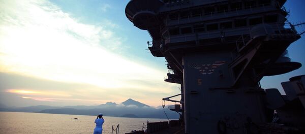 Dáng tàu sân bay Hải quân Hoa Kỳ Carl Vinson trong hoàng hôn tại cảng Đà Nẵng, Việt Nam - Sputnik Việt Nam